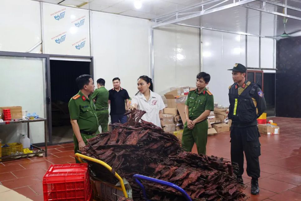 Thịt trâu thành phẩm bị cơ quan công an phát hiện Thịt trâu thành phẩm bị cơ quan công an phát hiện