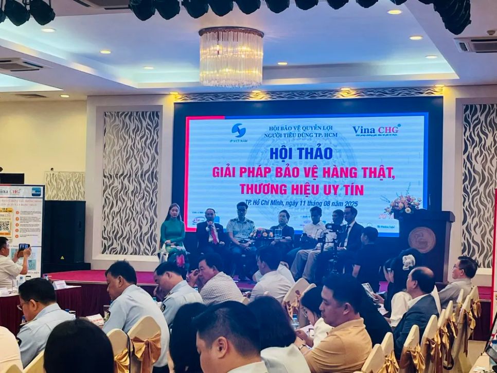 Các đại biểu tham dự và trao đổi thông tin tại hội thảo chiều 11-8