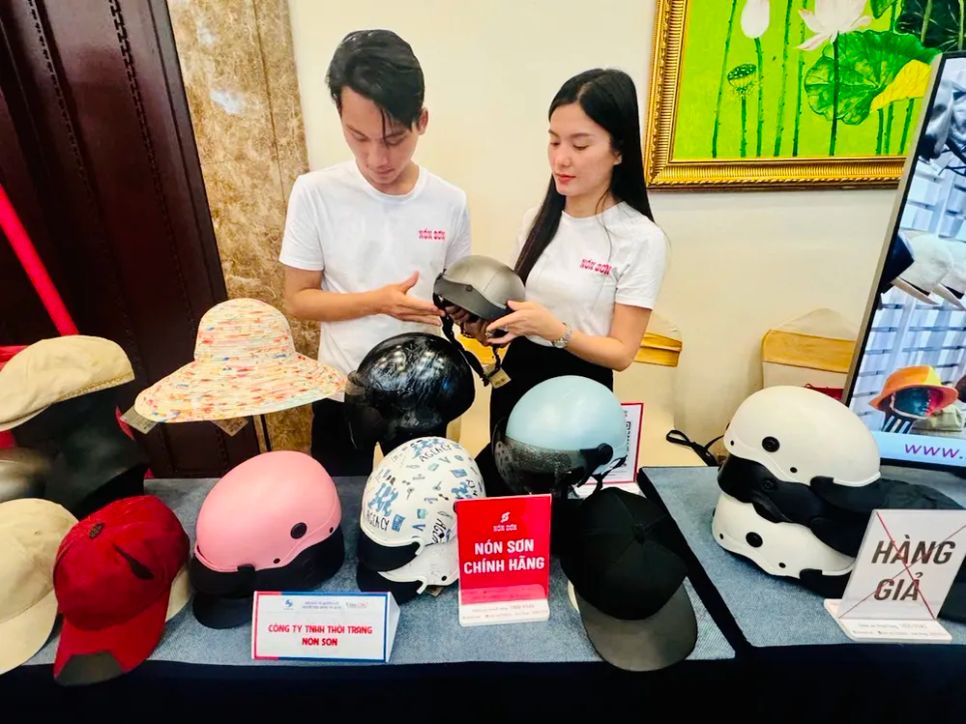 Gian hàng trưng bày Nón Sơn thật - giả