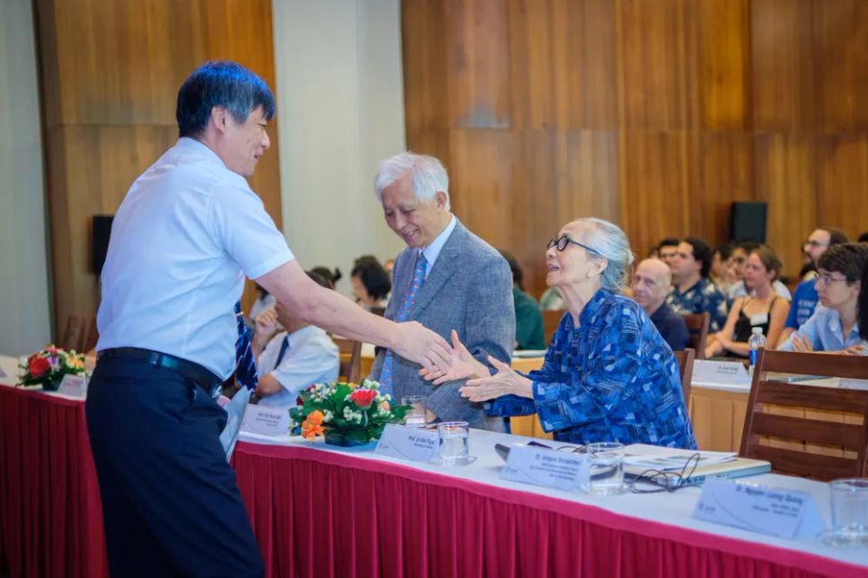 Vợ chồng Giáo sư Trần Thanh Vân và Lê Kim Ngọc chào hỏi các khách mời. Ảnh: TRUNG NHÂN Vợ chồng Giáo sư Trần Thanh Vân và Lê Kim Ngọc chào hỏi các khách mời. Ảnh: TRUNG NHÂN