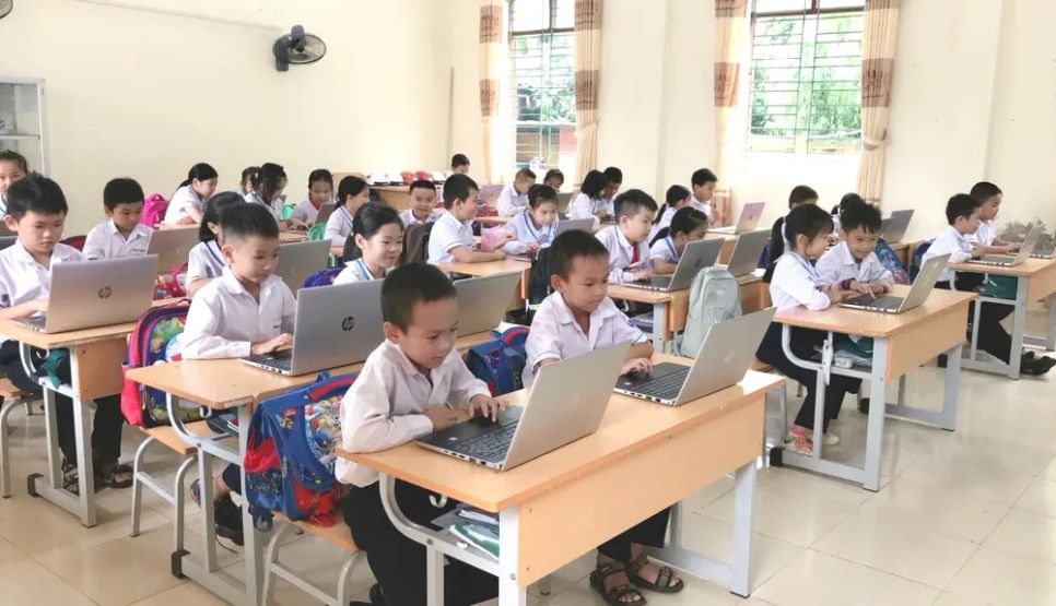 Hàng chục nghìn bộ máy tính mới được Quỹ Thiện Tâm trao tặng cho các em học sinh vùng sâu, vùng xa để ươm mầm tri thức và trao cơ hội tiếp cận công nghệ thông tin trong thời đại số