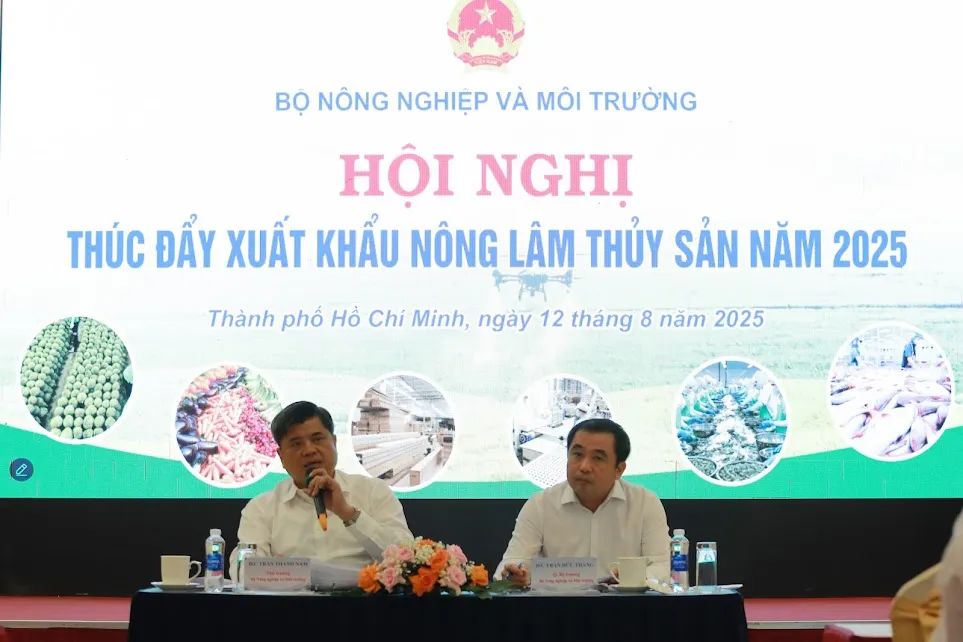 Quyền Bộ trưởng Bộ NN-MT Trần Đức Thắng và Thứ trưởng Trần Thanh Nam chủ trì hội nghị diễn ra tại TPHCM ngày 12-8