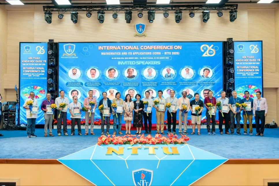 Ban Giám hiệu Trường ĐH Nguyễn Tất Thành tặng hoa các diễn giả, khách mời Ban Giám hiệu Trường ĐH Nguyễn Tất Thành tặng hoa các diễn giả, khách mời