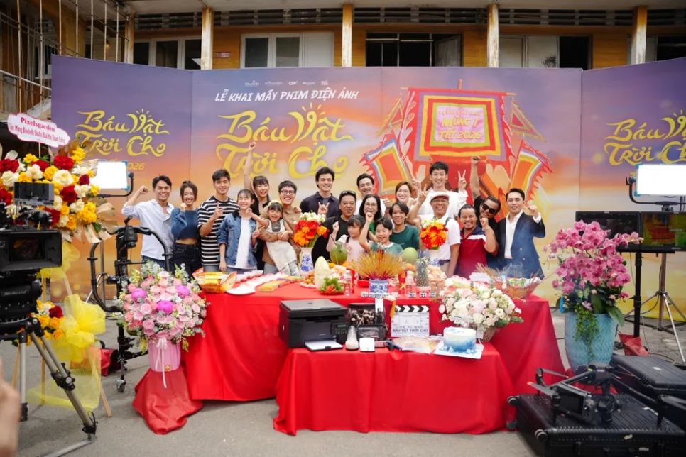 <i>Ê-kíp đoàn phim tại buổi cúng khai máy dự án. Ảnh: ĐPCC</i>
