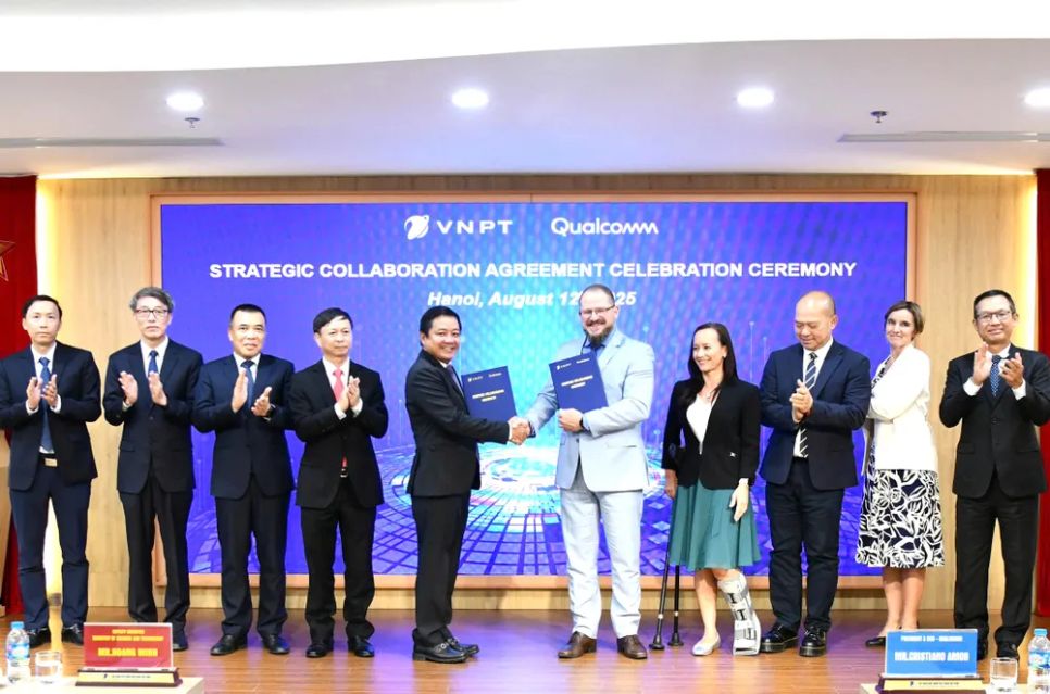 Ông Huỳnh Quang Liêm, Tổng Giám đốc VNPT và ông Cristiano Amon, Chủ tịch kiêm Tổng Giám đốc Qualcomm thực hiện nghi lễ trao thỏa thuận hợp tác chiến lược giữa hai bên