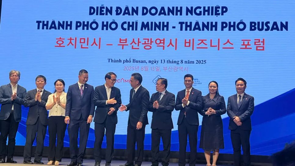 Lãnh đạo TPHCM và TP Busan chụp hình kỷ niệm tại diễn đàn