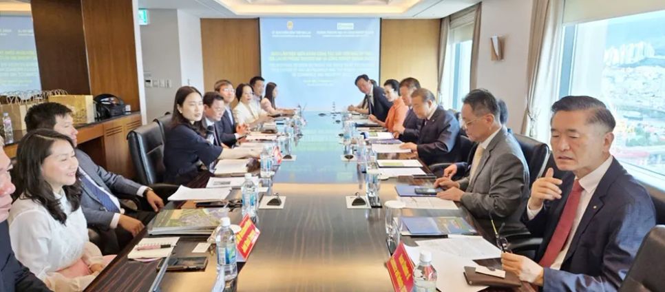 Đoàn công tác tỉnh Gia Lai làm việc với các đối tác ở Hàn Quốc. Ảnh: HỒNG NGUYÊN
