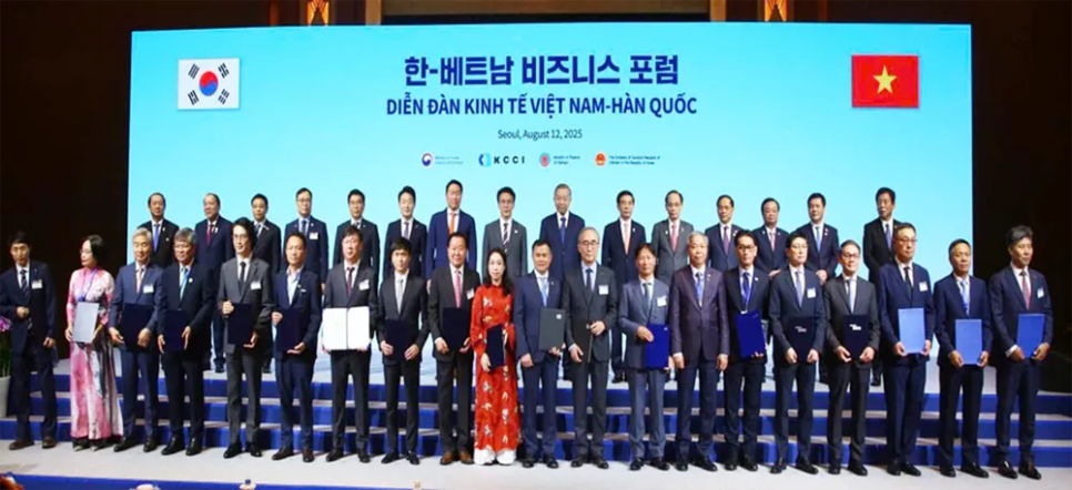 Lãnh đạo hai nước chứng kiến các đơn vị, doanh nghiệp trao thỏa thuận hợp tác tại diễn đàn. Ảnh: Binh Dinh Invest