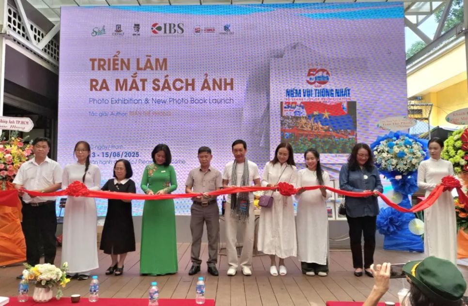 Các đại biểu cắt băng khai mạc triển lãm ra mắt sách ảnh Các đại biểu cắt băng khai mạc triển lãm ra mắt sách ảnh