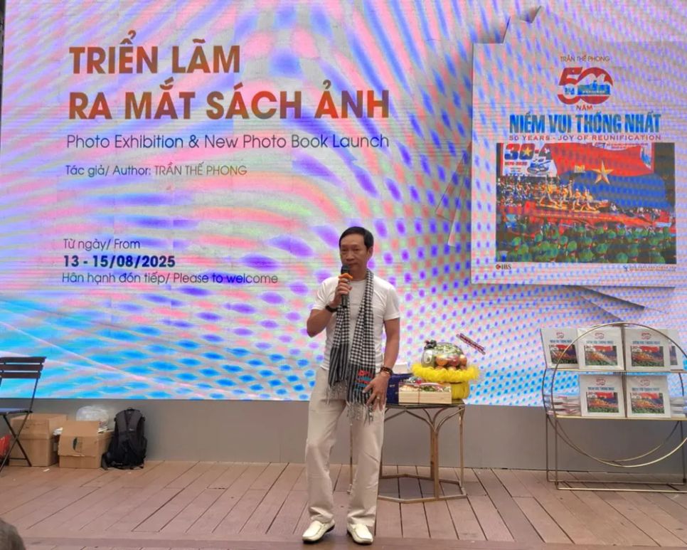Nghệ sĩ nhiếp ảnh Trần Thế Phong phát biểu khai mạc triển lãm ảnh Nghệ sĩ nhiếp ảnh Trần Thế Phong phát biểu khai mạc triển lãm ảnh