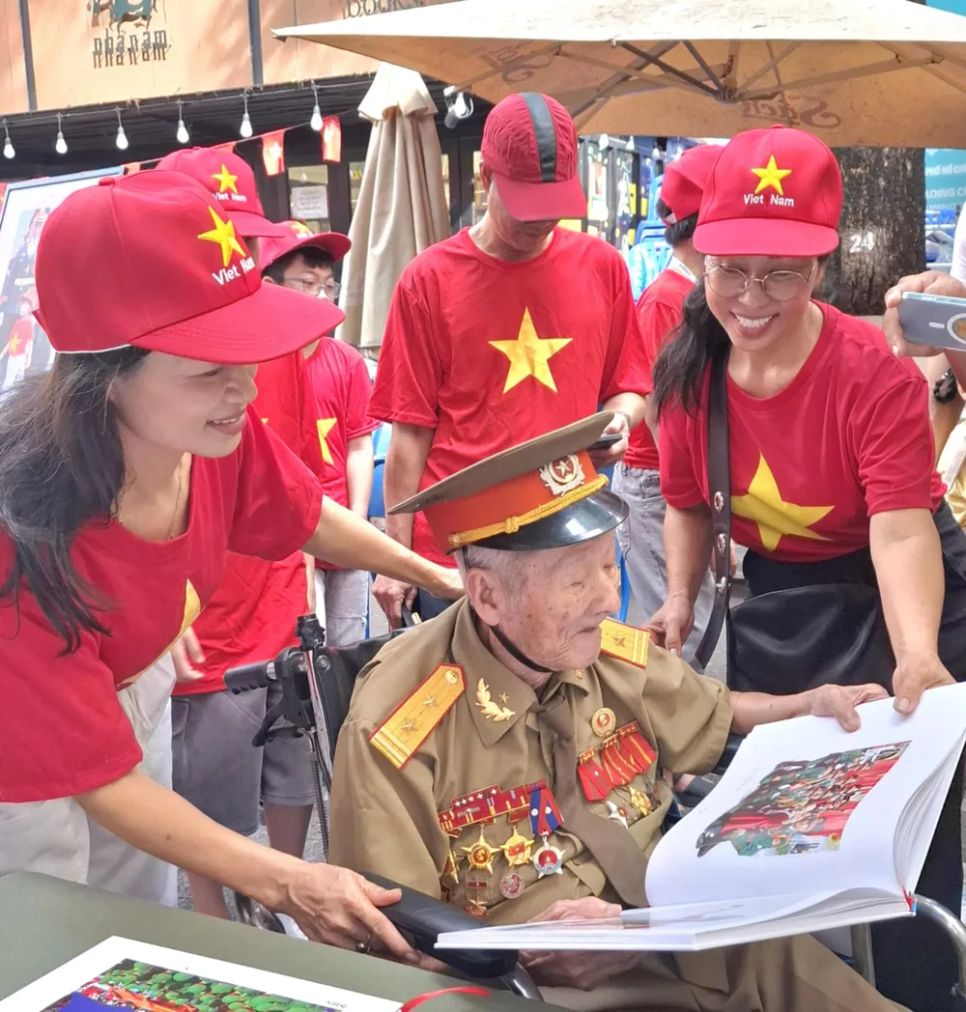 Ông Nguyễn Văn Thành, cựu chiến binh 98 tuổi, nhân vật trong một tác phẩm tại triển lãm sách ảnh Ông Nguyễn Văn Thành, cựu chiến binh 98 tuổi, nhân vật trong một tác phẩm tại triển lãm sách ảnh