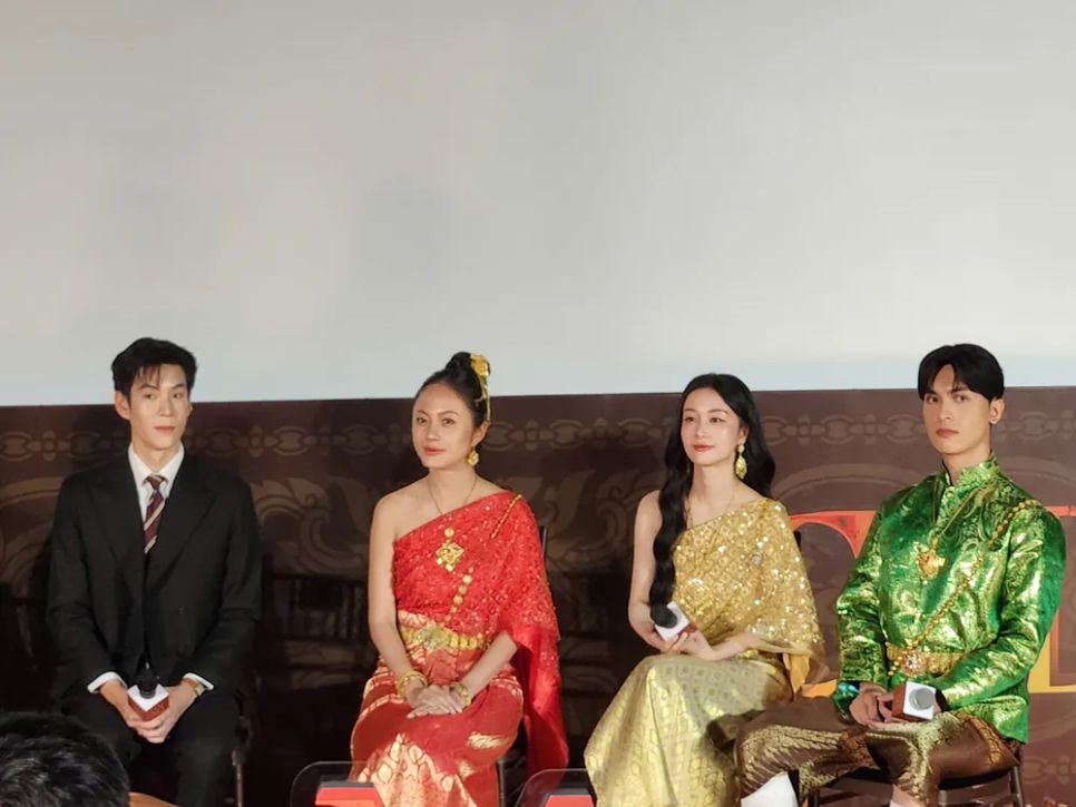 <i>Dàn diễn viên chính của Cô dâu ma tại sự kiện giao lưu</i>