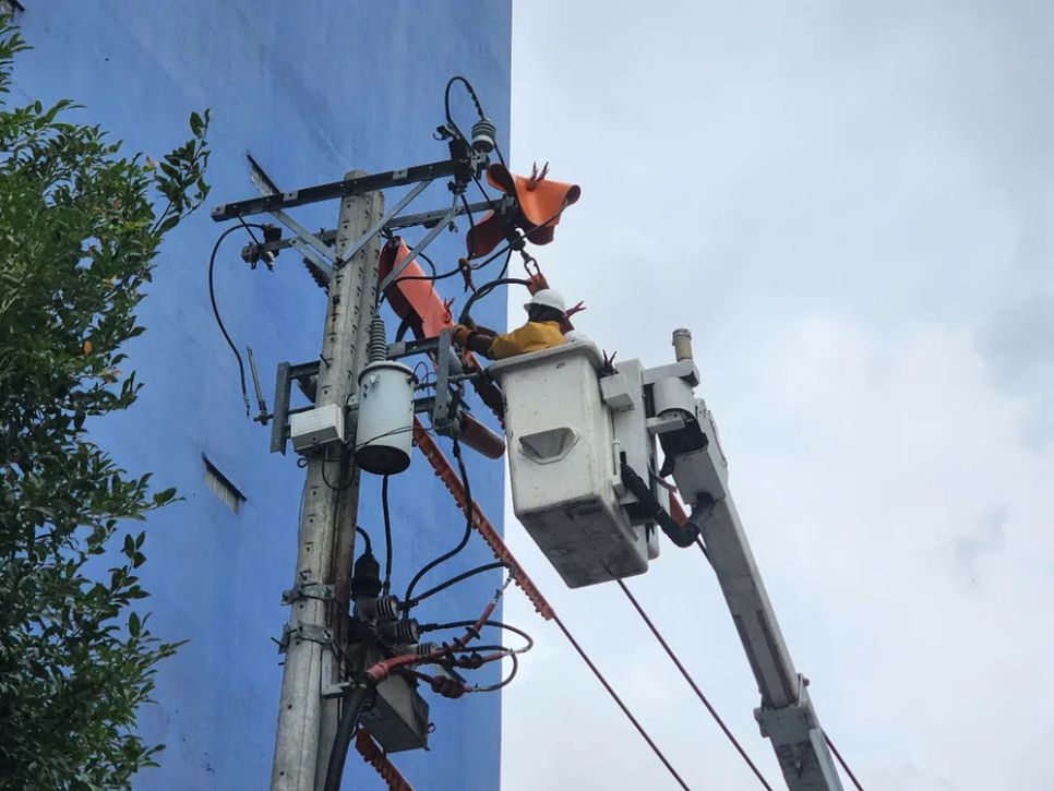Nhân viên Điện lực TPHCM sửa chữa lưới điện tại phường An Hội Tây