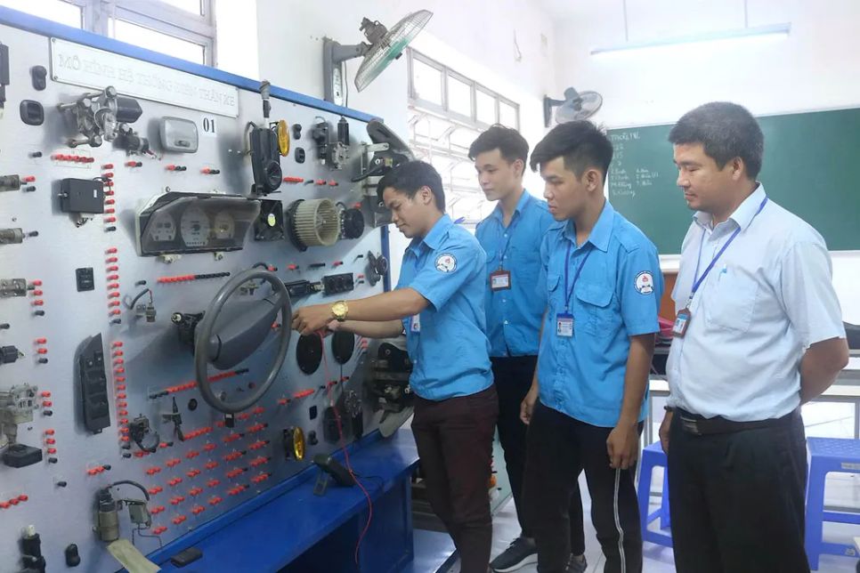 Sinh viên Trường Cao đẳng Việt Nam - Hàn Quốc Bình Dương trong giờ thực hành Công nghệ ô tô. Ảnh: HỒNG PHƯƠNG