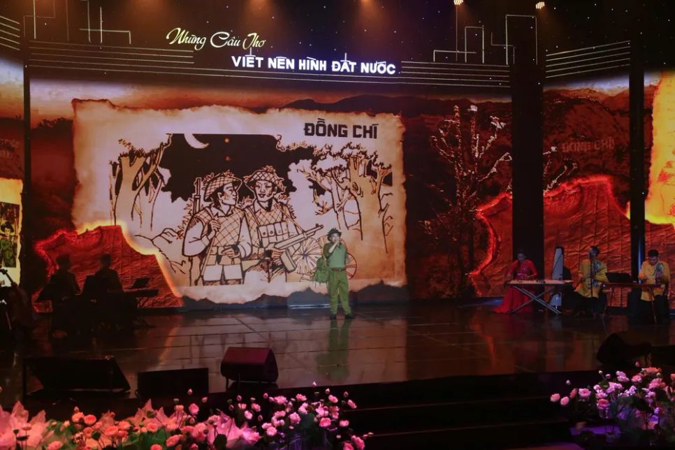 Các bài thơ cách mạng được thể hiện sinh động trong giai điệu đầy tự hào. Ảnh: HÀ NGUYỄN