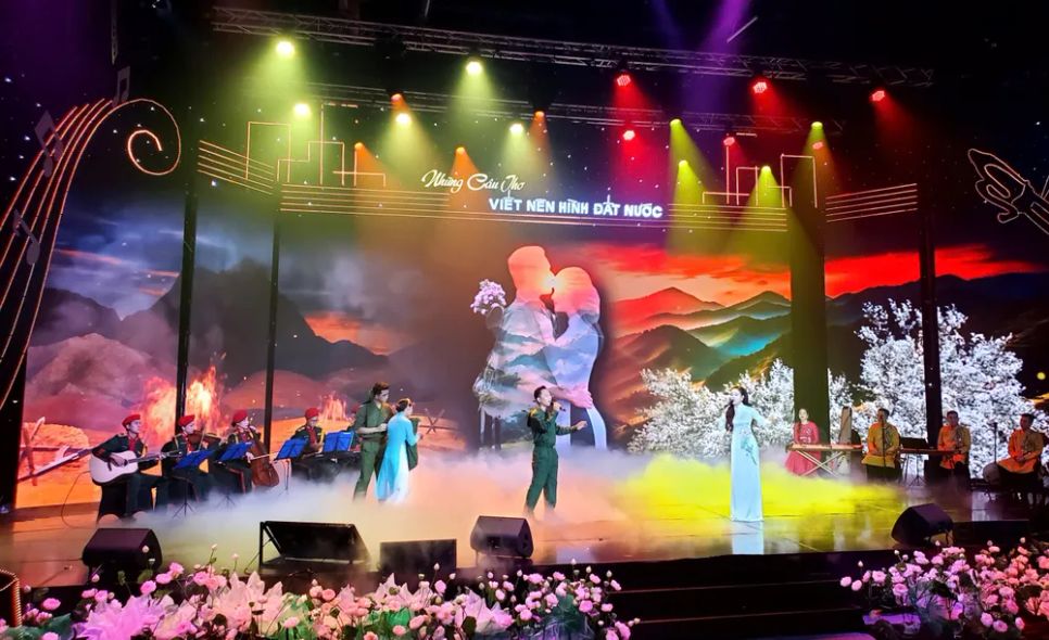 Những lời thơ của người lính viết nên dáng hình đất nước thời chiến. Ảnh: HÀ NGUYỄN
