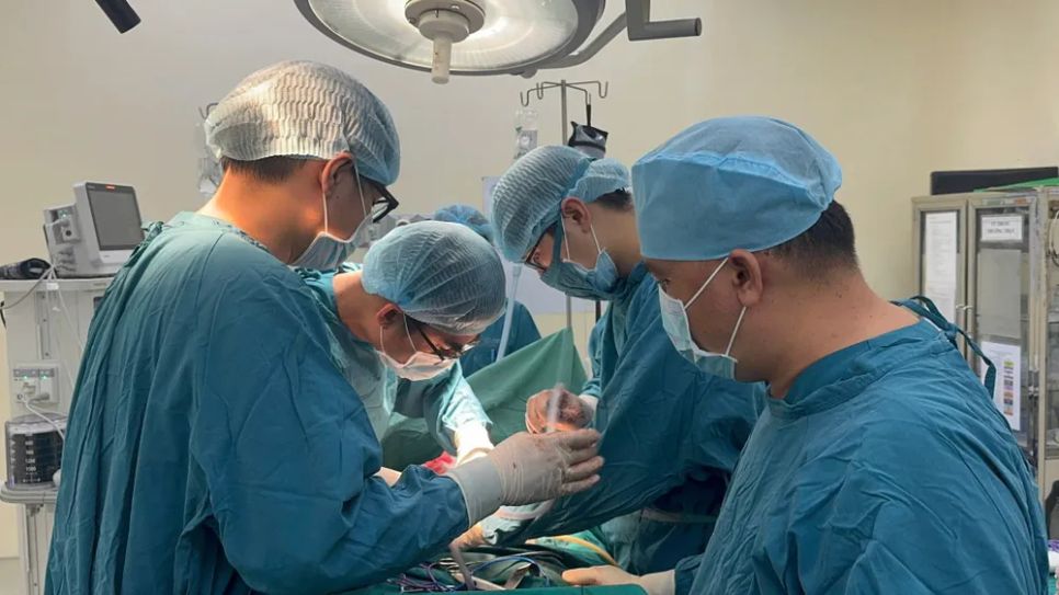 Các bác sĩ đang phẫu thuật tạo hình niệu đạo cho người bệnh Các bác sĩ đang phẫu thuật tạo hình niệu đạo cho người bệnh