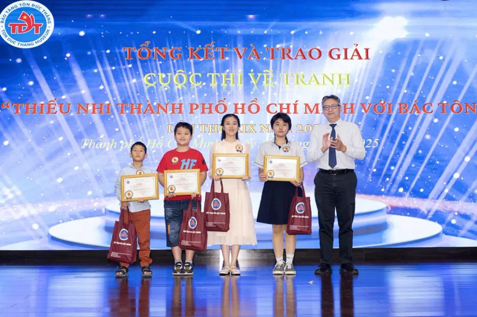 Ban tổ chức trao giải cho các em nhỏ