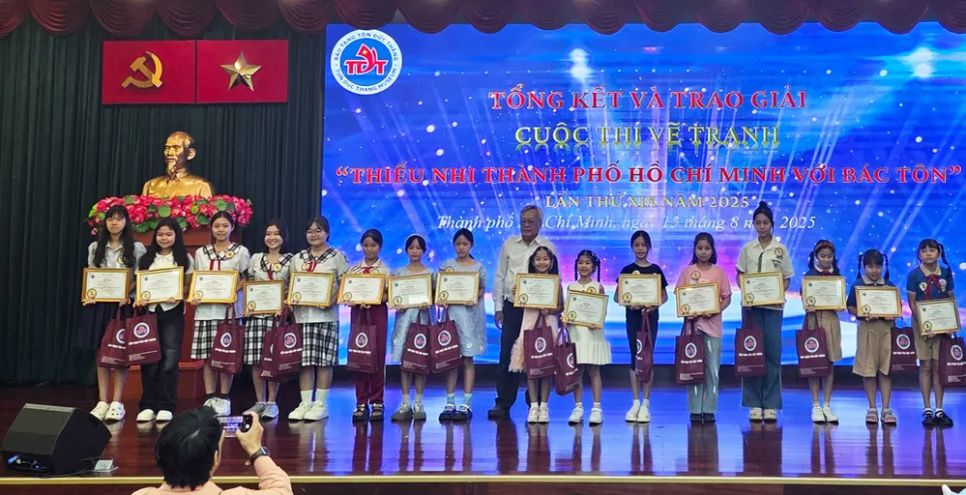 Ban tổ chức trao giải cho các em nhỏ