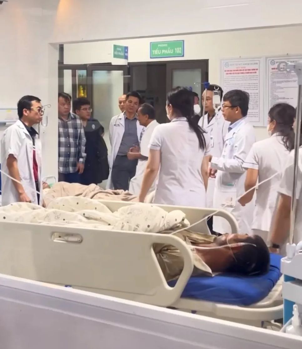 Nạn nhân được đưa đi cấp cứu Nạn nhân được đưa đi cấp cứu