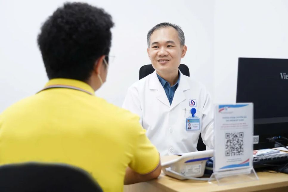 Bác sĩ Khoa Ngoại thận - Tiết niệu thăm khám và tư vấn cho người bệnh