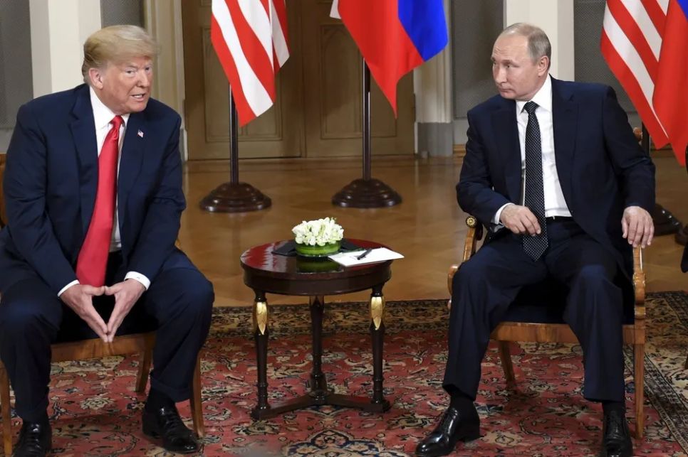 Tổng thống Liên bang Nga Vladimir Putin (phải) và Tổng thống Mỹ Donald Trump trong nhiệm kỳ đầu tại cuộc gặp ở Helsinki, Phần Lan, ngày 16-7-2018. Ảnh tư liệu: THX/TTXVN Tổng thống Liên bang Nga Vladimir Putin (phải) và Tổng thống Mỹ Donald Trump trong nhiệm kỳ đầu tại cuộc gặp ở Helsinki, Phần Lan, ngày 16-7-2018. Ảnh tư liệu: THX/TTXVN