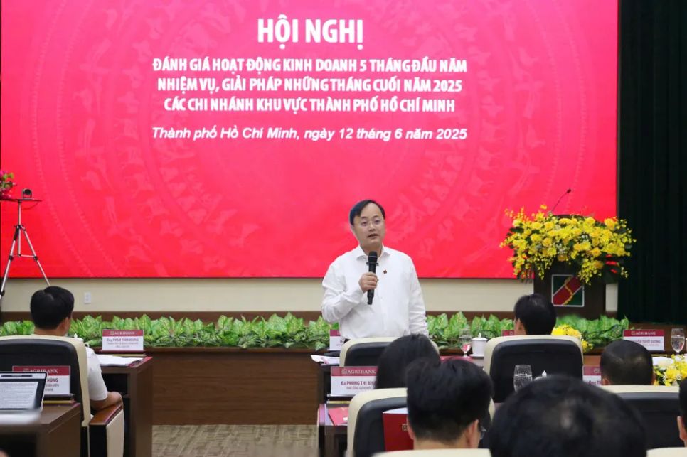 Đồng chí Bí thư Đảng ủy, Chủ tịch HĐTV Agribank Tô Huy Vũ nắm bắt tình hình hoạt động kinh doanh của Agribank khu vực TPHCM tại buổi làm việc với các Chi nhánh trên địa bàn vào tháng 6-2025
