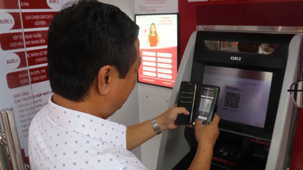 Khách hàng trải nghiệm giao dịch máy AutoBank CDM tại lễ khai trương