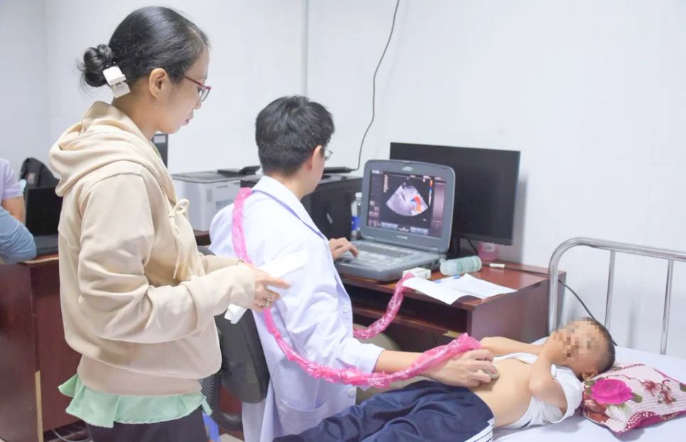Bác sĩ khám sàng lọc tim bẩm sinh cho trẻ tại chương trình