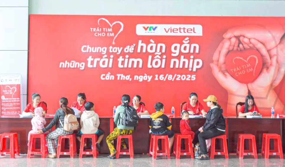 Nhiều phụ huynh đã đưa con đến đăng ký khám sàng lọc tim bẩm sinh