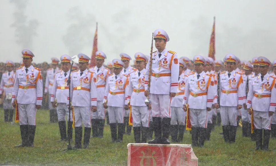 Các khối đội hình tham gia tổng hợp luyện dưới trời mưa. Ảnh: ĐỖ TRUNG Các khối đội hình tham gia tổng hợp luyện dưới trời mưa. Ảnh: ĐỖ TRUNG