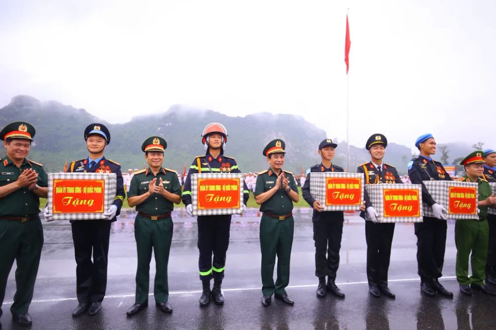 Đại tướng Phan Văn Giang tặng quà, động viên các lượng lực sau khi kết thúc tổng hợp luyện. Ảnh: ĐỖ TRUNG Đại tướng Phan Văn Giang tặng quà, động viên các lượng lực sau khi kết thúc tổng hợp luyện. Ảnh: ĐỖ TRUNG