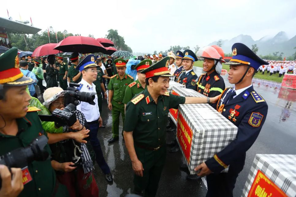 Đại tướng Phan Văn Giang tặng quà, động viên các lượng lực sau khi kết thúc tổng hợp luyện. Ảnh: ĐỖ TRUNG Đại tướng Phan Văn Giang tặng quà, động viên các lượng lực sau khi kết thúc tổng hợp luyện. Ảnh: ĐỖ TRUNG
