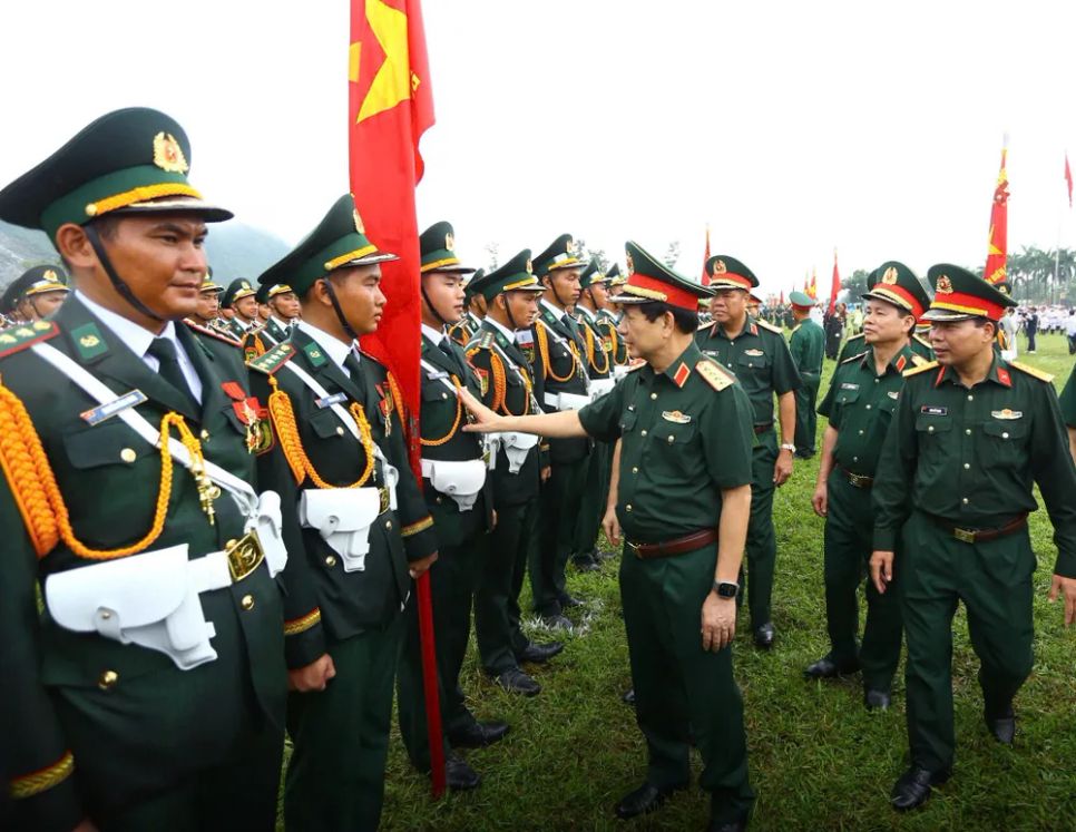 Đại tướng Phan Văn Giang trò chuyện, động viên các lượng lực sau khi kết thúc tổng hợp luyện. Ảnh: ĐỖ TRUNG Đại tướng Phan Văn Giang trò chuyện, động viên các lượng lực sau khi kết thúc tổng hợp luyện. Ảnh: ĐỖ TRUNG