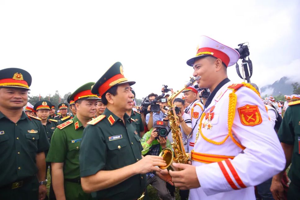 Đại tướng Phan Văn Giang trò chuyện, động viên các lượng lực sau khi kết thúc tổng hợp luyện. Ảnh: ĐỖ TRUNG Đại tướng Phan Văn Giang trò chuyện, động viên các lượng lực sau khi kết thúc tổng hợp luyện. Ảnh: ĐỖ TRUNG