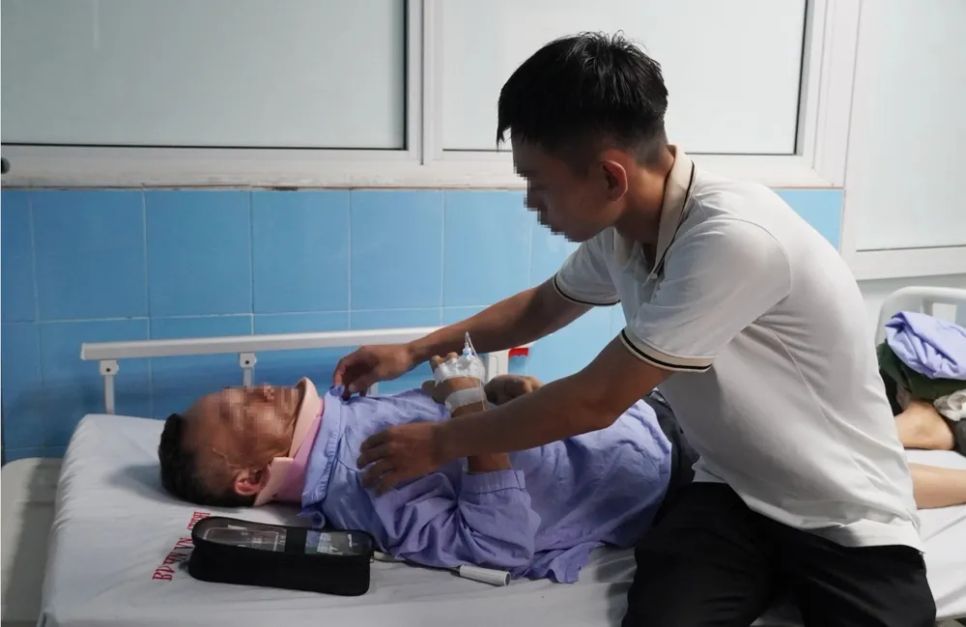 Nạn nhân chấn thương cột sống do hái nhãn chia cho xóm