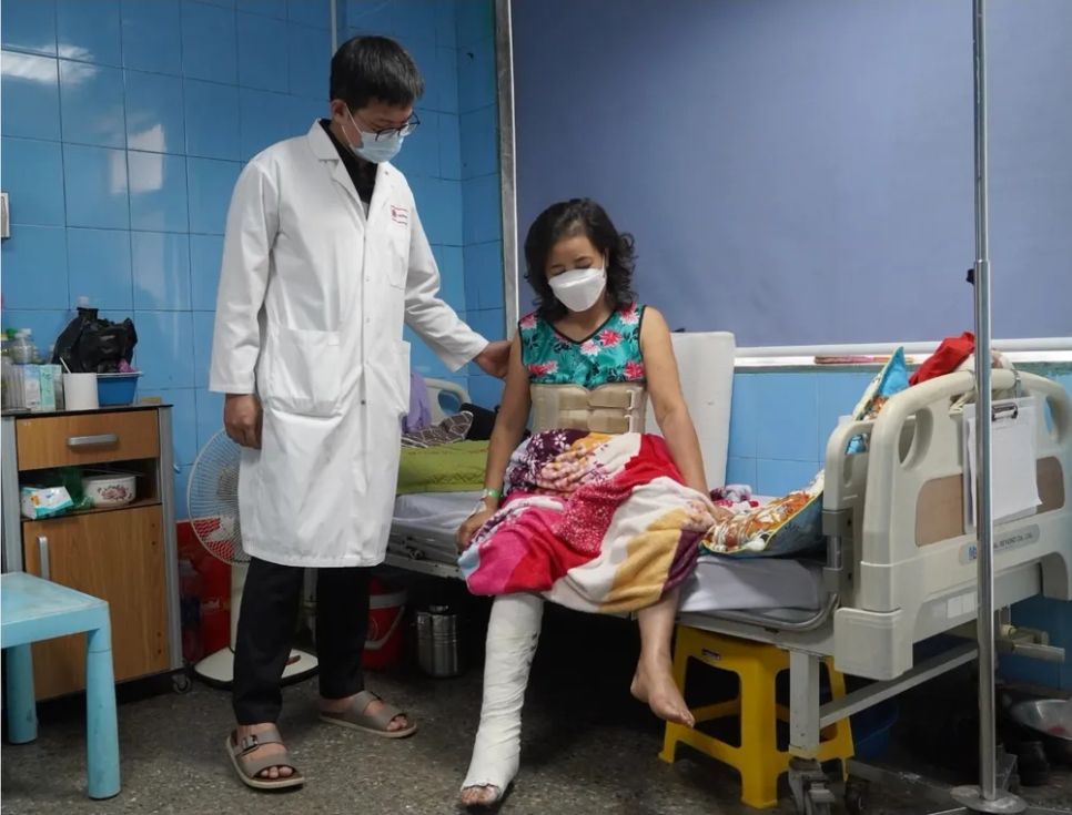 Người phụ nữ bị đa chấn thương do ngã từ cây nhãn xuống