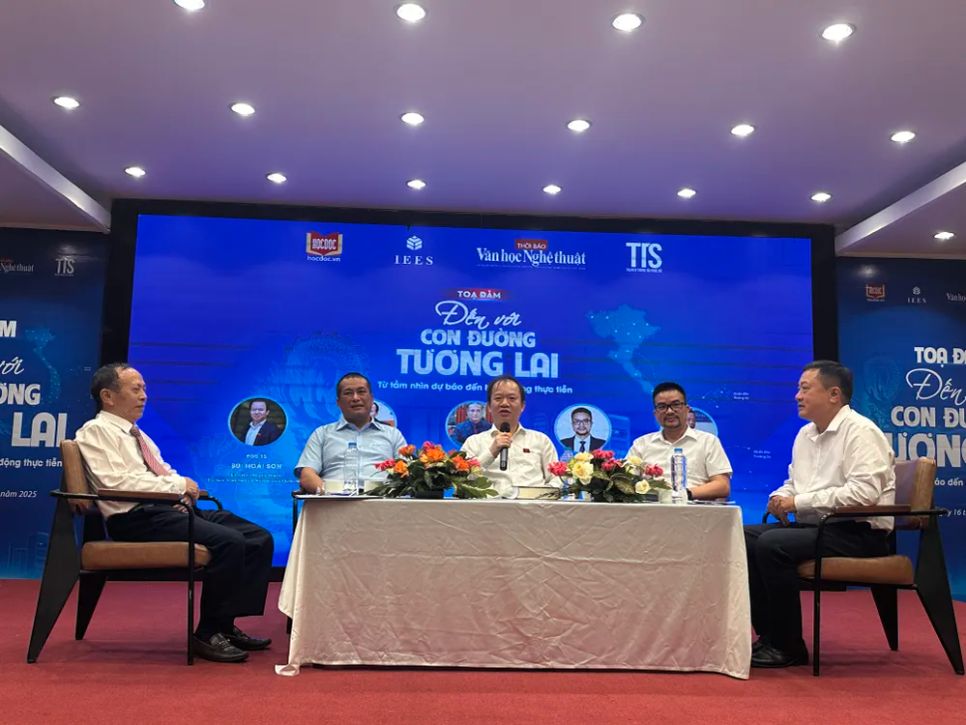 Các khách mời tại chương trình. Từ trái qua: nhà văn - nhà báo Hoàng Dự, tác giả Nguyễn Xuân Tuấn, PGS-TS Bùi Hoài Sơn, TS Nguyễn Văn Khương và TS Nguyễn Ngọc Kim Anh Các khách mời tại chương trình. Từ trái qua: nhà văn - nhà báo Hoàng Dự, tác giả Nguyễn Xuân Tuấn, PGS-TS Bùi Hoài Sơn, TS Nguyễn Văn Khương và TS Nguyễn Ngọc Kim Anh