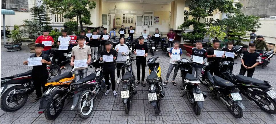 Các đối tượng và phương tiện độ chế bị lực lượng CSGT tạm giữ. Ảnh: VĂN ANH