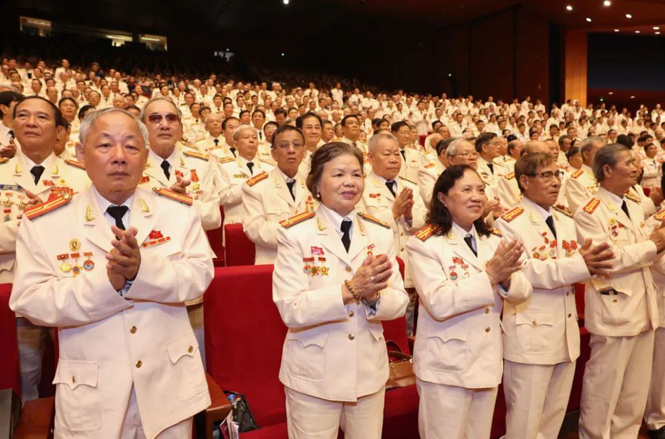 Các đại biểu từng cống hiến trong lực lượng công an nhân dân dự buổi lễ. Ảnh: QUANG PHÚC Các đại biểu từng cống hiến trong lực lượng công an nhân dân dự buổi lễ. Ảnh: QUANG PHÚC
