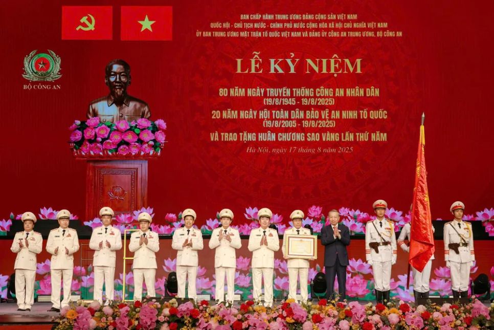 Thay mặt lãnh đạo Đảng, Nhà nước, Tổng Bí thư Tô Lâm trao Huân chương Sao vàng tặng Bộ Công an. Ảnh: QUANG PHÚC Thay mặt lãnh đạo Đảng, Nhà nước, Tổng Bí thư Tô Lâm trao Huân chương Sao vàng tặng Bộ Công an. Ảnh: QUANG PHÚC