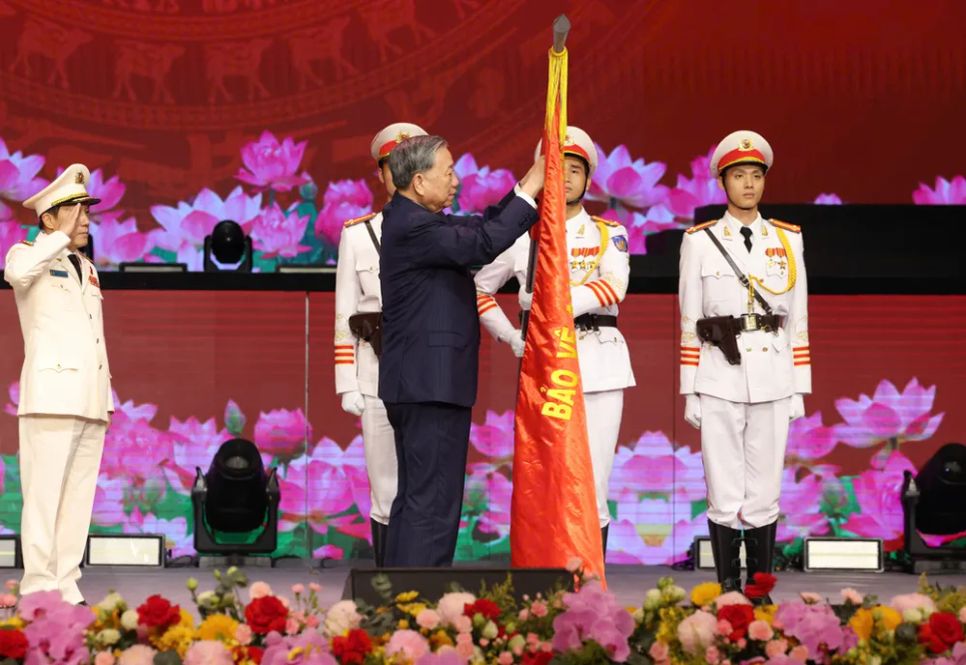 Tổng Bí thư Tô Lâm gắn Huân chương Sao vàng lên Cờ truyền thống lực lượng công an nhân dân. Ảnh: QUANG PHÚC Tổng Bí thư Tô Lâm gắn Huân chương Sao vàng lên Cờ truyền thống lực lượng công an nhân dân. Ảnh: QUANG PHÚC
