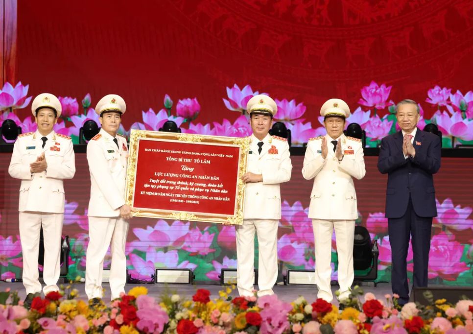 Tổng Bí thư Tô Lâm trao bức trướng tặng lực lượng công an nhân dân. Ảnh: QUANG PHÚC Tổng Bí thư Tô Lâm trao bức trướng tặng lực lượng công an nhân dân. Ảnh: QUANG PHÚC