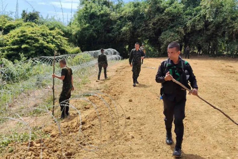 Lính biên phòng dựng hàng rào thép gai dọc biên giới Thái Lan - Campuchia tại huyện Aranyaprathet, tỉnh Sa Kaeo. Ảnh: THE ROYAL THAI ARMY