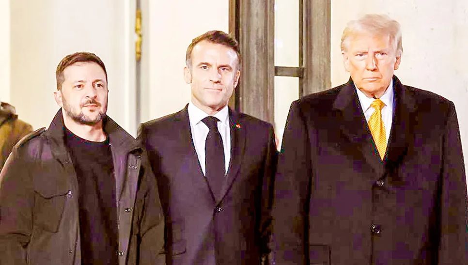 Tổng thống Volodymyr Zelensky, Tổng thống Pháp Emmanuel Macron, Tổng thống Donald Trump tại Paris cuối năm 2024. Ảnh: XINHUA Tổng thống Volodymyr Zelensky, Tổng thống Pháp Emmanuel Macron, Tổng thống Donald Trump tại Paris cuối năm 2024. Ảnh: XINHUA