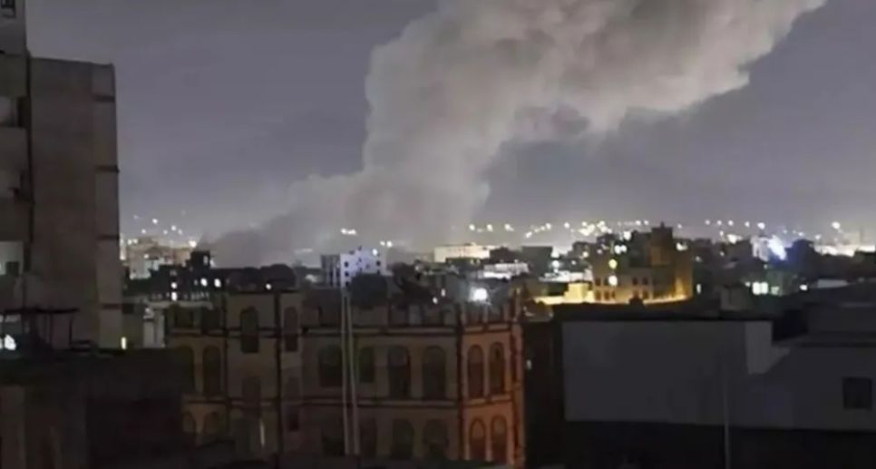 Khói bốc lên tại thủ đô Sanaa, Yemen. Ảnh: AL MASIRAH TV