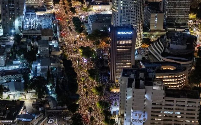 Mọi người tập trung tại Quảng trường Tel Aviv trong một cuộc biểu tình kêu gọi thả các con tin bị bắt giữ ở Gaza, ngày 17-8 . Ảnh: FLASH 90