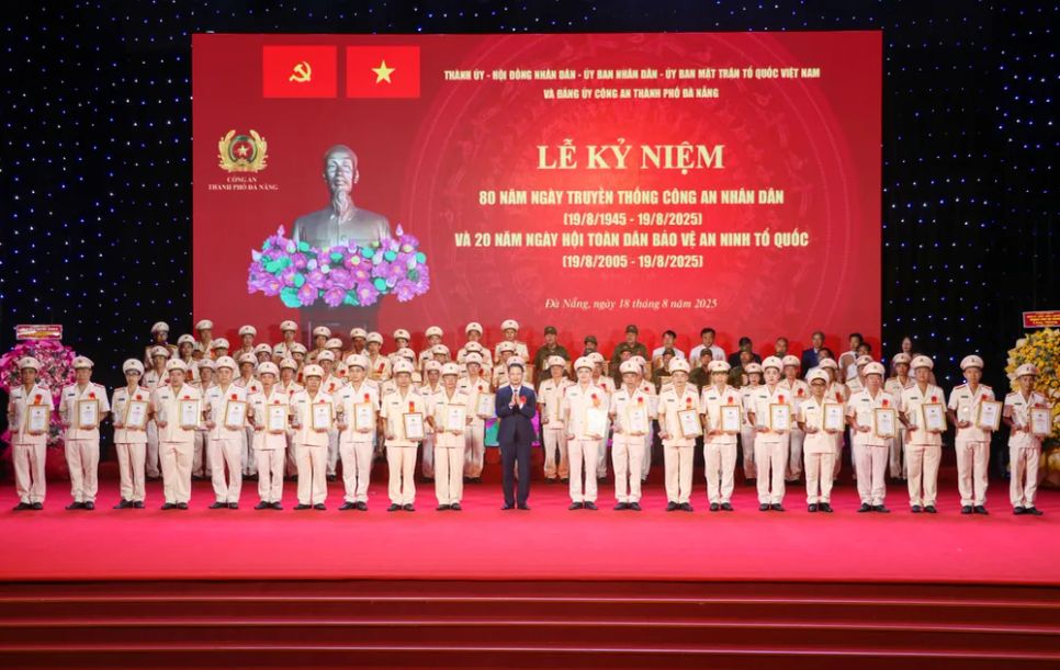 Ông Ngô Xuân Thắng, Phó Bí thư Thành ủy Đà Nẵng khen thưởng các điển hình tiên tiến. Ảnh: XUÂN QUỲNH