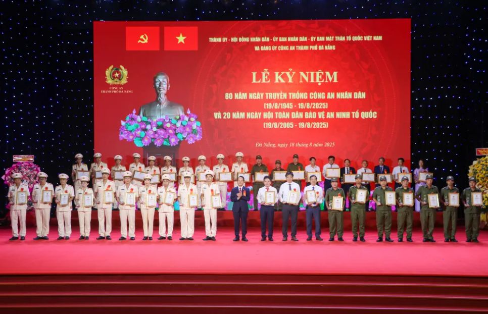 Ông Nguyễn Đình Vĩnh, Phó Bí thư thường trực Thành ủy Đà Nẵng khen thưởng các điển hình tiên tiến. Ảnh: XUÂN QUỲNH