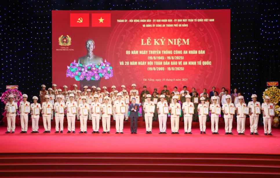 Ông Nguyễn Đức Dũng, Chủ tịch HĐND TP Đà Nẵng khen thưởng các điển hình tiên tiến. Ảnh: XUÂN QUỲNH